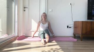 Gentle Yoga Flow | Hip Stretch