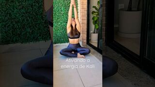 Kali é a deusa do tempo, da conservação, da transformação. #nathaliamorgana #yoga #kali #kundalini