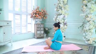 4 min Morning Yoga Stretch - Flexible Body Yoga Challenge