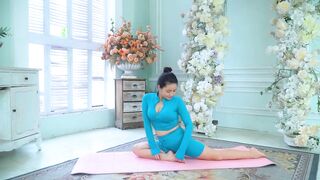 4 min Morning Yoga Stretch - Flexible Body Yoga Challenge