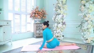 4 min Morning Yoga Stretch - Flexible Body Yoga Challenge