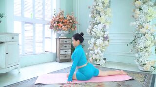 4 min Morning Yoga Stretch - Flexible Body Yoga Challenge