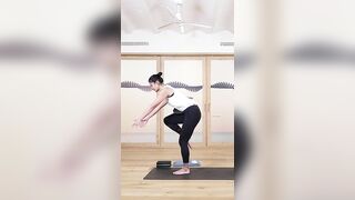 Ejercicio para trabajar el movimiento "rodilla al pecho" con bloque #shorts #yoga