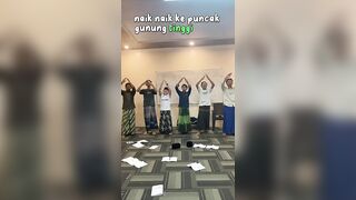 Kita stretching dulu ????#MisterMau #KampungInggris #Belajar #Game #Inggris #GameSeru #GameAsyik #Seru