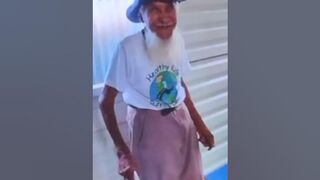 Soledad Mejía está admirada del Abuelito Jesus es bien flexible