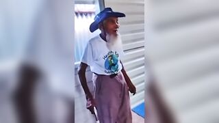 Soledad Mejía está admirada del Abuelito Jesus es bien flexible