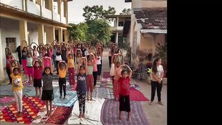 Yoga Trainer : इस शिक्षक ने योग में दे दी अपनी आधी जिंदगी, 31 साल से दे रहे फ्री ट्रेनिंग | #Local18