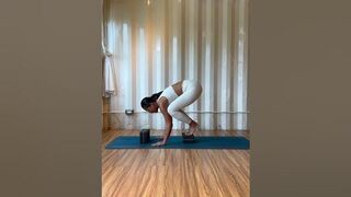 使用瑜伽磚練習烏亞式- Practice Utkatasana with Yoga Blocks #瑜伽教學