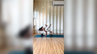 使用瑜伽磚練習烏亞式- Practice Utkatasana with Yoga Blocks #瑜伽教學