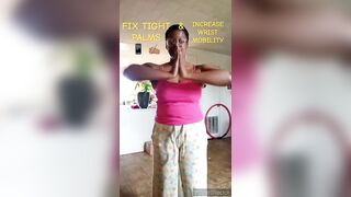 YOUR HANDS AND WRISTS WILL THANK YOU FOR THIS #mobility #stretching #selfcare #hands #tips