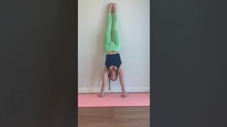 Another day, another handstand! #handstandworkout #stretching #flexibility