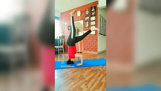 Headstand flow #yoga #yogateacher #yogainspiration #yogapractice #yogagirl #sirasana #headstand