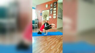 Headstand flow #yoga #yogateacher #yogainspiration #yogapractice #yogagirl #sirasana #headstand