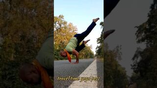 travel time yoga poss ,ek pad bakasana #yoga #yogalife #shortvideo #viralvideo