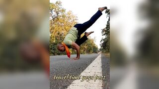 travel time yoga poss ,ek pad bakasana #yoga #yogalife #shortvideo #viralvideo