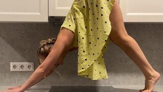 Stretching at home 2 minutes with Tais