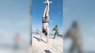 Tulum escenario de persecución, como película de acción, mientras hombre hacia yoga.