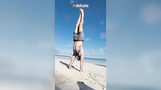 Tulum escenario de persecución, como película de acción, mientras hombre hacia yoga.