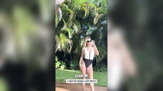 Rocío mostrando más de sus nuevas bikinis