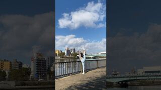 Standing split in tokyo #stretching #yoga #dailyyogapractice #split #tokyo