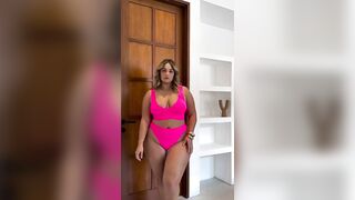 Kate Somerville in a pink bikini ???????? #plussize #shortdress #bikini #cutegirl #model