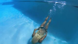 ZOEY Films Herself Underwater In Leopard Print Bikini