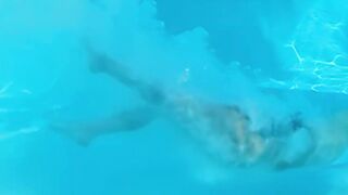 ZOEY Films Herself Underwater In Leopard Print Bikini