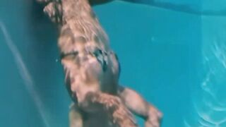 ZOEY Films Herself Underwater In Leopard Print Bikini