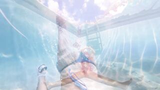 ZOEY Films Herself Underwater In A Bikini