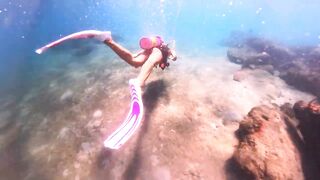 ZOEY Films Herself Underwater In A Bikini