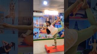 Yoga for flexibility DIVYAYOGA @DivyaGuptaaa #yoga #rammandir Ram Mandir yogawithdivya Natrajasana￼