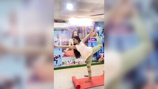 Yoga for flexibility DIVYAYOGA @DivyaGuptaaa #yoga #rammandir Ram Mandir yogawithdivya Natrajasana￼