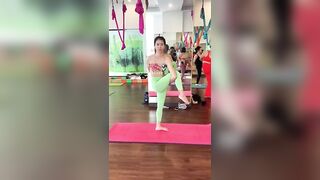 Standing Yoga Twist #yogainspiration #yogaeveryday #advanced #yogaeverywhere #yogagirl #shortvideo