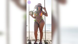 Aylen Davis - Modelo de bikinis con curvas | Biografía