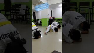 TAEKWONDO TRAINING WARM UP OPEN LEG STRETCHING #shorts #taekwondotraining #stretching #astig #humble
