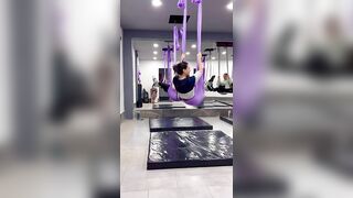 Aerial yoga tutorial ????????‍♀️????♾️☀️ It starts with a short warm-up & then the step-by-step sequence