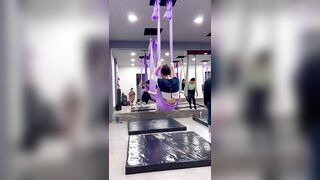 Aerial yoga tutorial ????????‍♀️????♾️☀️ It starts with a short warm-up & then the step-by-step sequence