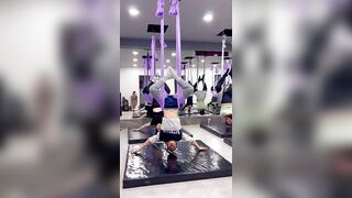 Aerial yoga tutorial ????????‍♀️????♾️☀️ It starts with a short warm-up & then the step-by-step sequence