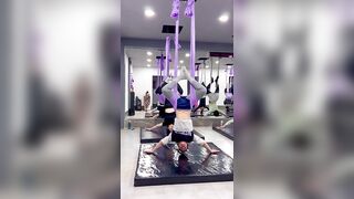 Aerial yoga tutorial ????????‍♀️????♾️☀️ It starts with a short warm-up & then the step-by-step sequence