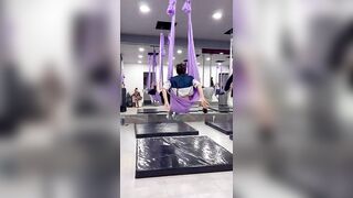 Aerial yoga tutorial ????????‍♀️????♾️☀️ It starts with a short warm-up & then the step-by-step sequence