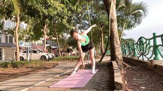 Mental Clarity with Yoga Leg and Hip stretching practice, 1 minute of exercise