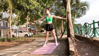 Mental Clarity with Yoga Leg and Hip stretching practice, 1 minute of exercise