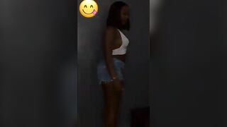 Black baddie love to twerk