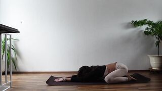 YOGA STRETCHING HOME WORKOUT