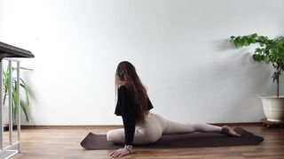 YOGA STRETCHING HOME WORKOUT