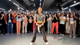 舞蹈练习室，How to twerk编舞，领舞小姐姐的身材绝了