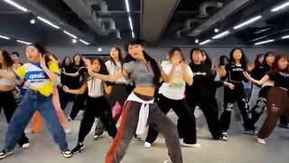 舞蹈练习室，How to twerk编舞，领舞小姐姐的身材绝了