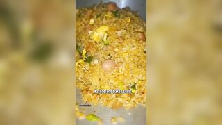 Nasi goreng itu menu paling flexible yg bisa dimakan kapan aja???? #nasigoreng #foodie #cooking #shorts