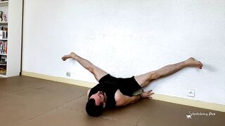 Stretching - Grand Écart Facial au mur