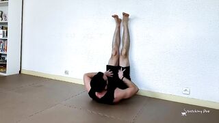 Stretching - Grand Écart Facial au mur